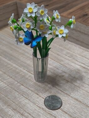 Zuru Mini Brands Garden White Daisies With Blue Butterfly